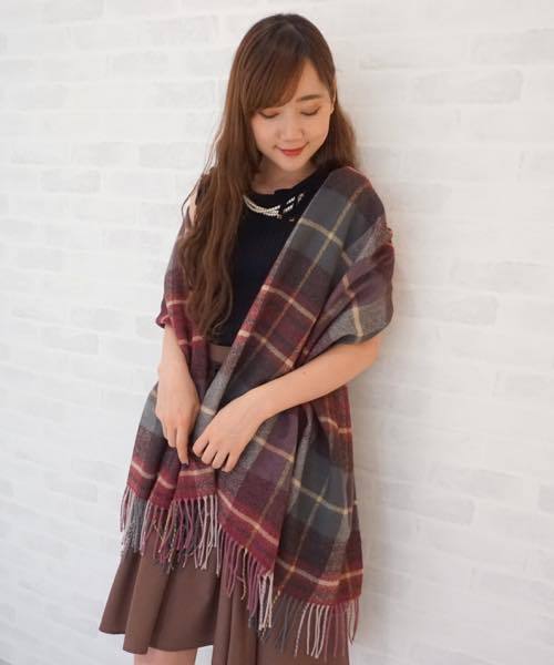 JILL by JILL STUART（ジルバイジルスチュアート）の「チェックストール   （ストール/ショール・レディース・ホワイト/ベージュ系その他/ブラック×ピンク/ピンク系その他/パープル/ブラック×ブルー・FREE）」の16枚目の写真