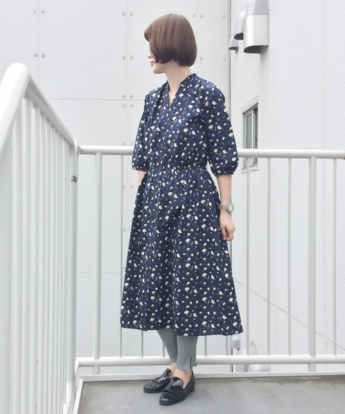 LBC(エルビーシー)の「リネンコットン花柄プリントワンピース(ワンピース・レディース・レンガ/ネイビー・M/L)」の2枚目の写真