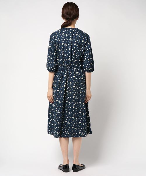 LBC(エルビーシー)の「リネンコットン花柄プリントワンピース(ワンピース・レディース・レンガ/ネイビー・M/L)」の4枚目の写真