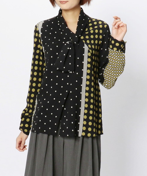 NARACAMICIE（ナラカミーチェ）の「マルチドットプリントリボンショールカラーブラウス（シャツ/ブラウス・レディース・ブラック/ネイビー・SMALL/MEDIUM/LARGE）」の3枚目の写真