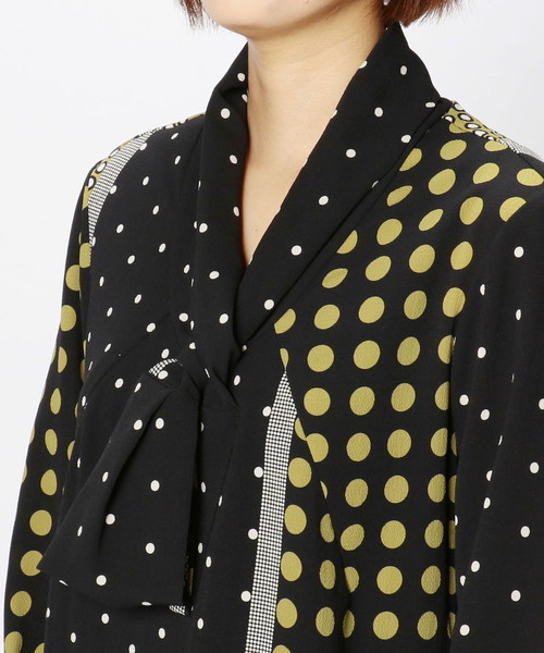 NARACAMICIE（ナラカミーチェ）の「マルチドットプリントリボンショールカラーブラウス（シャツ/ブラウス・レディース・ブラック/ネイビー・SMALL/MEDIUM/LARGE）」の10枚目の写真