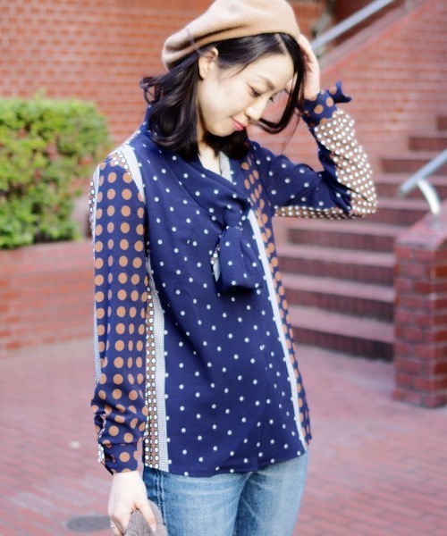 NARACAMICIE（ナラカミーチェ）の「マルチドットプリントリボンショールカラーブラウス（シャツ/ブラウス・レディース・ブラック/ネイビー・SMALL/MEDIUM/LARGE）」の16枚目の写真