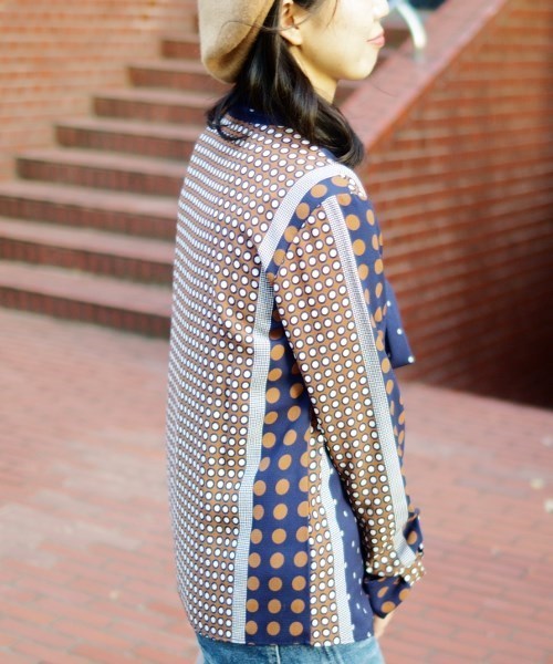 NARACAMICIE（ナラカミーチェ）の「マルチドットプリントリボンショールカラーブラウス（シャツ/ブラウス・レディース・ブラック/ネイビー・SMALL/MEDIUM/LARGE）」の17枚目の写真
