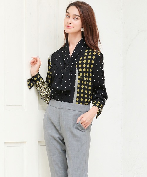 NARACAMICIE（ナラカミーチェ）の「マルチドットプリントリボンショールカラーブラウス（シャツ/ブラウス・レディース・ブラック/ネイビー・SMALL/MEDIUM/LARGE）」の2枚目の写真