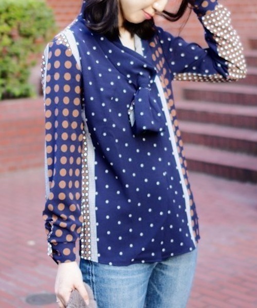NARACAMICIE（ナラカミーチェ）の「マルチドットプリントリボンショールカラーブラウス（シャツ/ブラウス・レディース・ブラック/ネイビー・SMALL/MEDIUM/LARGE）」の21枚目の写真