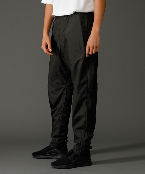 AZUL by moussy（アズールバイマウジー）の「CLUBAZUL WARMUP PANTS/クラブアズールウォームアップパンツ（その他パンツ・メンズ・ホワイト/ブラック・SMALL/MEDIUM/LARGE）」の8枚目の写真