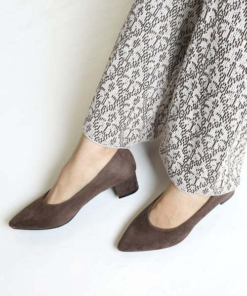 AmiAmi（アミアミ）の「チャンキーヒールポインテッドパンプス（パンプス・レディース・ブラック/パープル/ネイビー/ブラウン/カーキ/ブラック系その他/ブラウン系その他/レオパード/グレイッシュベージュ/パイソン/モカ/ベージュ系その他/オレンジ系その他/シルバー系その他/アッシュグレー・LL/S/M/L）」の5枚目の写真