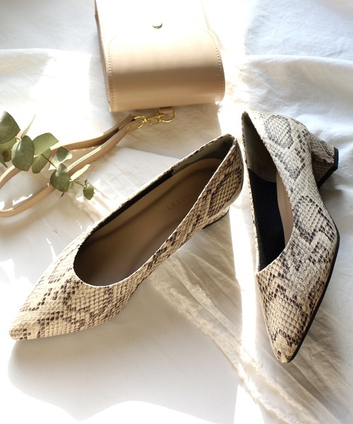 AmiAmi（アミアミ）の「チャンキーヒールポインテッドパンプス（パンプス・レディース・ブラック/パープル/ネイビー/ブラウン/カーキ/ブラック系その他/ブラウン系その他/レオパード/グレイッシュベージュ/パイソン/モカ/ベージュ系その他/オレンジ系その他/シルバー系その他/アッシュグレー・LL/S/M/L）」の15枚目の写真