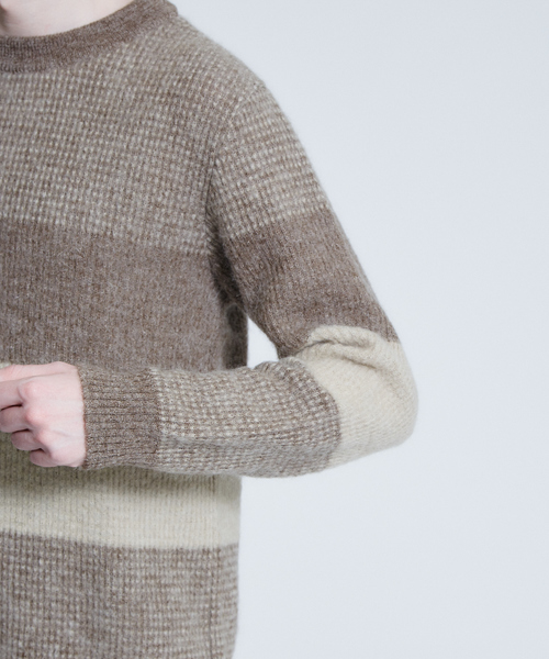 ABAHOUSE（アバハウス）の「モヘヤ混パネルクルーネック（ニット/セーター・メンズ・ネイビー/グレー/モカ・44/46/48）」の20枚目の写真
