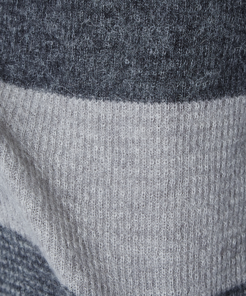 ABAHOUSE（アバハウス）の「モヘヤ混パネルクルーネック（ニット/セーター・メンズ・ネイビー/グレー/モカ・44/46/48）」の4枚目の写真