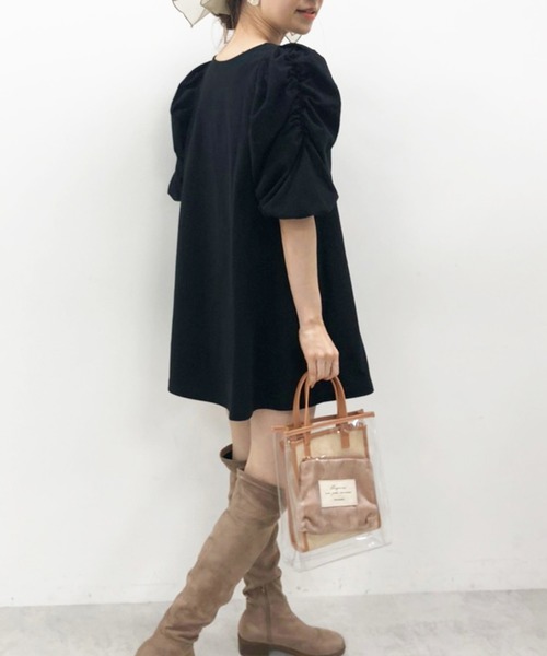 one after another NICE CLAUP（ワンアフターアナザーナイスクラップ）の「袖ギャザーチュニック（ワンピース・レディース・オフホワイト/ブラック/ブラック系その他/ベージュ系その他・FREE）」の2枚目の写真