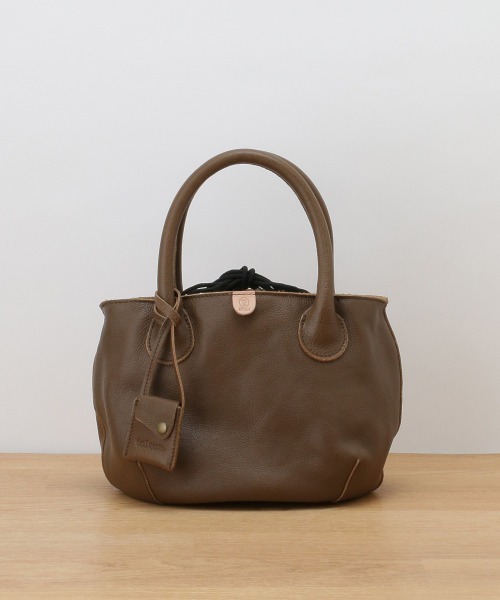 toleur(トーラ)の「【toleur】カウレザー巾着ミニトート/※11702(トートバッグ・レディース・ブラック/カーキブラウン/キャメル/レッド/カーキ/ピンクベージュ/ベージュ/グリーン・FREE)」の4枚目の写真