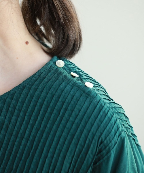 Pao de lo（パオデロ）の「ローンピンタックブラウス（シャツ/ブラウス・レディース・ベージュ/オフホワイト/グリーン・9号/7号）」の8枚目の写真