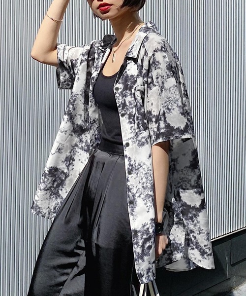 PAGEBOY（ページボーイ）の「シアーグラスプリントシャツ(半袖)（シャツ/ブラウス・レディース・ブラック系その他/グレー系その他/パープル系その他・FREE）」の2枚目の写真