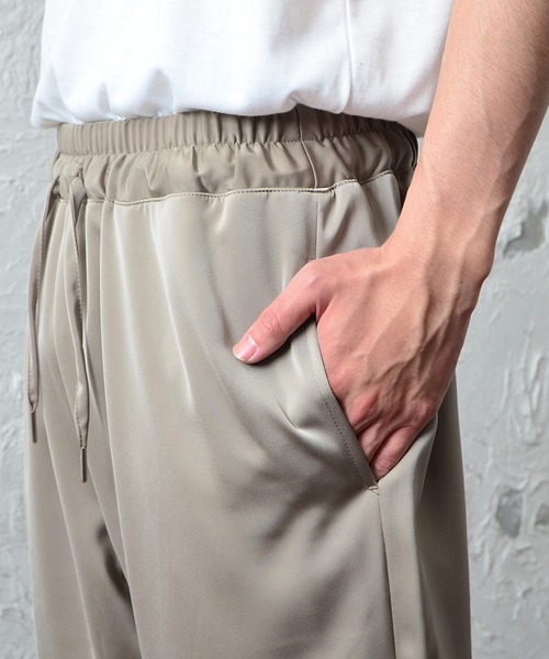 MinoriTY（マイノリティ）の「メンズグロッシー素材ワイドテーパードイージーパンツ（その他パンツ・メンズ・モカ/グレー/ブラック・L/M）」の13枚目の写真