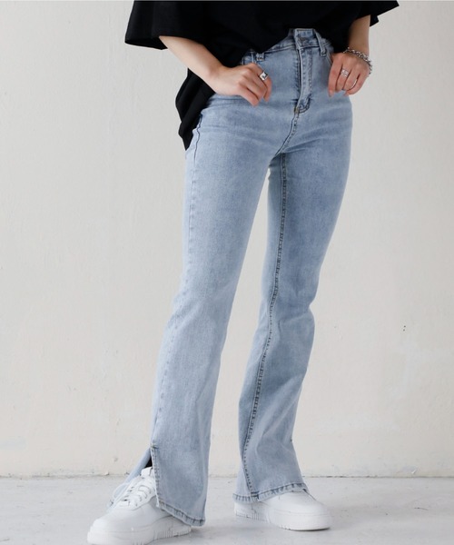 Monocoro toppi（モノコロトッピ）の「スリット入り ストレッチ フレアデニムパンツ（デニムパンツ・レディース・ライトブルー/ブルー・MEDIUM）」の2枚目の写真