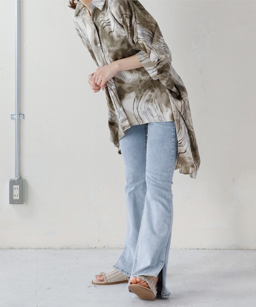 Monocoro toppi（モノコロトッピ）の「スリット入り ストレッチ フレアデニムパンツ（デニムパンツ・レディース・ライトブルー/ブルー・MEDIUM）」の8枚目の写真