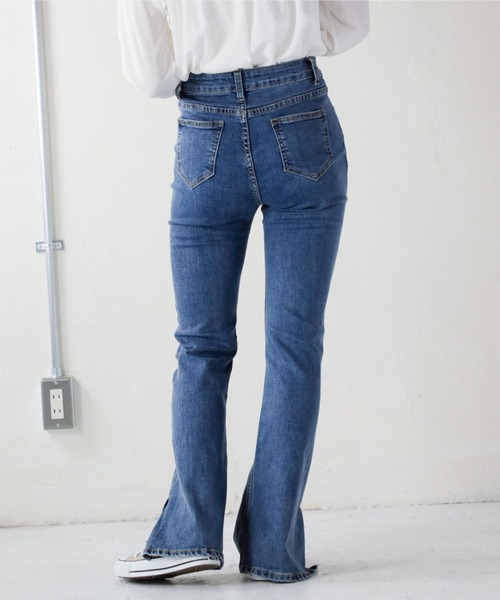 Monocoro toppi（モノコロトッピ）の「スリット入り ストレッチ フレアデニムパンツ（デニムパンツ・レディース・ライトブルー/ブルー・MEDIUM）」の14枚目の写真