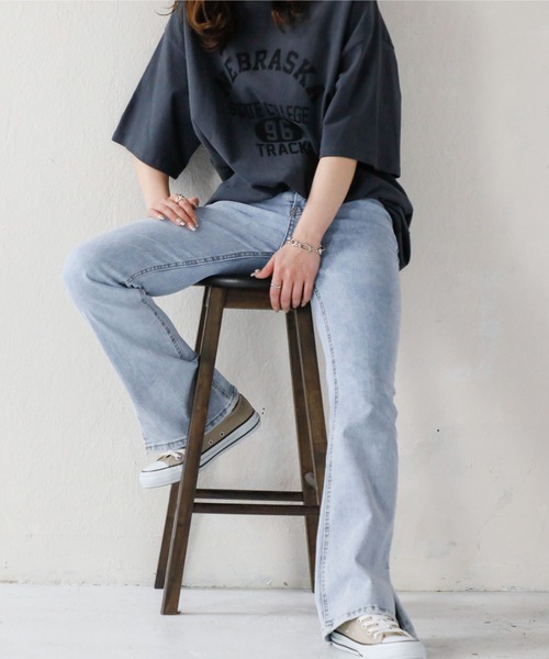 Monocoro toppi（モノコロトッピ）の「スリット入り ストレッチ フレアデニムパンツ（デニムパンツ・レディース・ライトブルー/ブルー・MEDIUM）」の17枚目の写真