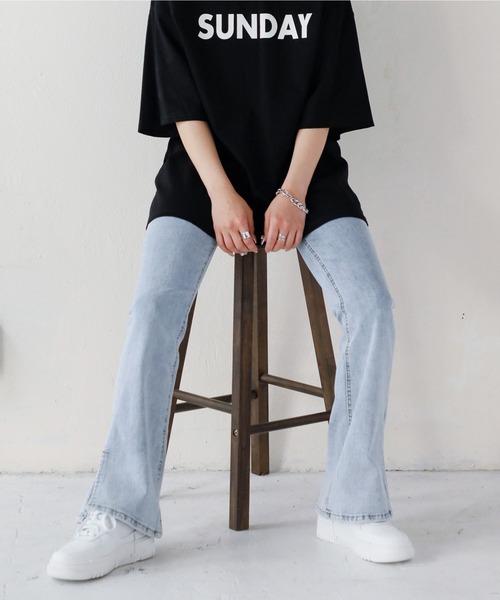 Monocoro toppi（モノコロトッピ）の「スリット入り ストレッチ フレアデニムパンツ（デニムパンツ・レディース・ライトブルー/ブルー・MEDIUM）」の18枚目の写真