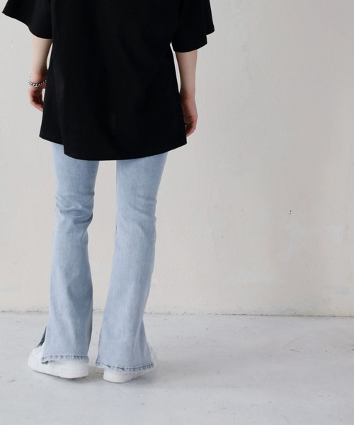 Monocoro toppi（モノコロトッピ）の「スリット入り ストレッチ フレアデニムパンツ（デニムパンツ・レディース・ライトブルー/ブルー・MEDIUM）」の4枚目の写真