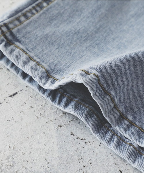 Monocoro toppi（モノコロトッピ）の「スリット入り ストレッチ フレアデニムパンツ（デニムパンツ・レディース・ライトブルー/ブルー・MEDIUM）」の22枚目の写真