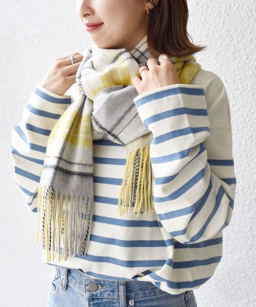 SHIPS(シップス)の「チェックカシミヤストール 21FW◆(ストール/ショール・レディース・ライトグレー/ベージュ/ナチュラル・ONE SIZE)」の2枚目の写真