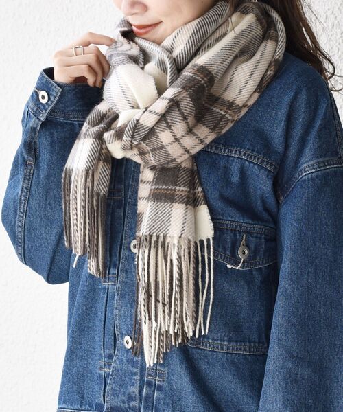 SHIPS(シップス)の「チェックカシミヤストール 21FW◆(ストール/ショール・レディース・ライトグレー/ベージュ/ナチュラル・ONE SIZE)」の10枚目の写真