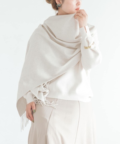 URBAN RESEARCH ROSSO(アーバンリサーチロッソ)の「カシミヤストール(ストール/ショール・レディース・オフホワイト/ブルー系その他/ベージュ・FREE)」の2枚目の写真