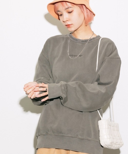 adidas（アディダス）の「adidas/アディダス DYED CREW クルースウェット ブランドロゴ 刺繍 後染め（スウェット・メンズ・チャコールグレー/ブラック・L/M/O）」の2枚目の写真