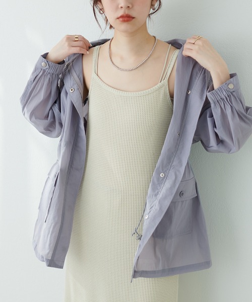 natural couture(ナチュラルクチュール)の「トレンド顔◎春めきアウター ほんわりシアーマンパ(マウンテンパーカー・レディース・オフホワイト/ブラック/サックスブルー/ベージュ・FREE)」の4枚目の写真