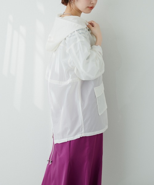 natural couture(ナチュラルクチュール)の「トレンド顔◎春めきアウター ほんわりシアーマンパ(マウンテンパーカー・レディース・オフホワイト/ブラック/サックスブルー/ベージュ・FREE)」の5枚目の写真