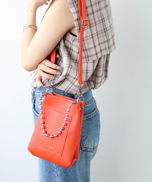 GeeRA（ジーラ）の「ボールチェーン2WAYミニバッグ（ショルダーバッグ・レディース・ブラック/アイボリー/オレンジ/ブルー・FREE）」の4枚目の写真