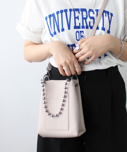 GeeRA（ジーラ）の「ボールチェーン2WAYミニバッグ（ショルダーバッグ・レディース・ブラック/アイボリー/オレンジ/ブルー・FREE）」の2枚目の写真