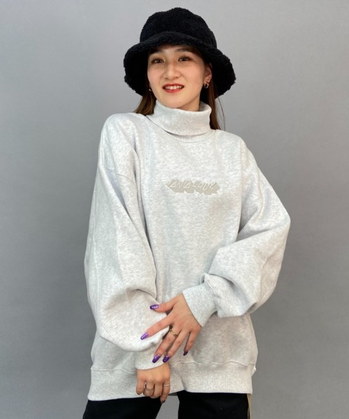 SANTA CRUZ（サンタクルーズ）の「【ムラサキスポーツ別注】SANTACRUZ/サンタクルーズ  ビッグシルエット/オーバーサイズ/無地ワンポイントロゴタートルネックスウェット   502223335（スウェット・レディース・ブルー/グレー/ブラック/レッド・L/M）」の3枚目の写真