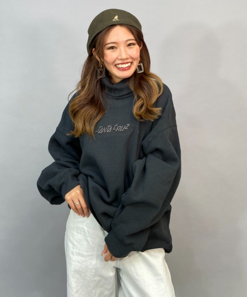 SANTA CRUZ（サンタクルーズ）の「【ムラサキスポーツ別注】SANTACRUZ/サンタクルーズ  ビッグシルエット/オーバーサイズ/無地ワンポイントロゴタートルネックスウェット   502223335（スウェット・レディース・ブルー/グレー/ブラック/レッド・L/M）」の11枚目の写真