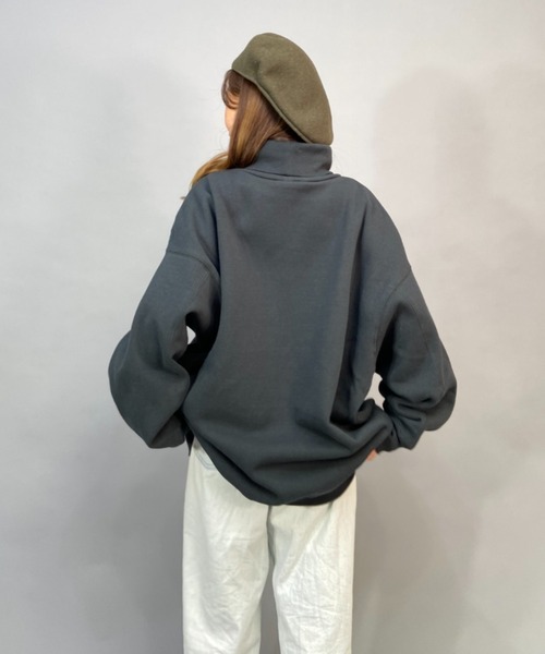 SANTA CRUZ（サンタクルーズ）の「【ムラサキスポーツ別注】SANTACRUZ/サンタクルーズ  ビッグシルエット/オーバーサイズ/無地ワンポイントロゴタートルネックスウェット   502223335（スウェット・レディース・ブルー/グレー/ブラック/レッド・L/M）」の12枚目の写真