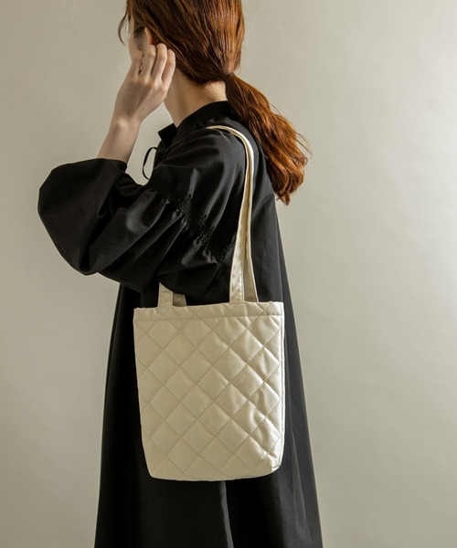 SMELLY(スメリー)の「キルティングミニトート(トートバッグ・レディース・ブラック/アイボリー・-)」の1枚目の写真