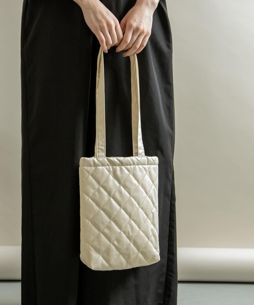 SMELLY(スメリー)の「キルティングミニトート(トートバッグ・レディース・ブラック/アイボリー・-)」の3枚目の写真