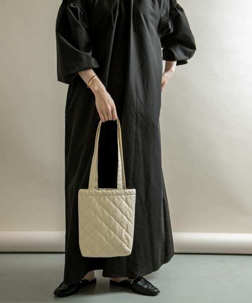 SMELLY(スメリー)の「キルティングミニトート(トートバッグ・レディース・ブラック/アイボリー・-)」の4枚目の写真