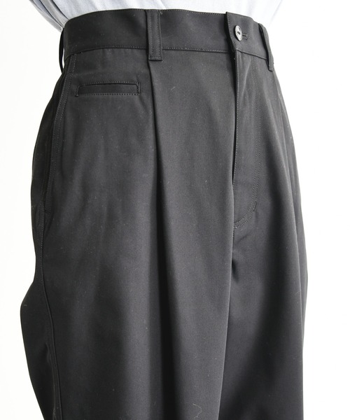KIIT(キート)の「KIIT キート / HARD TWIST T/C GABARDINE ONE TUCK BAGGY PANTS ワンタックバギーパンツ / KIO-P92-006(チノパンツ・メンズ・ダークグリーン/ブラック/アイボリー・1/3/2)」の14枚目の写真