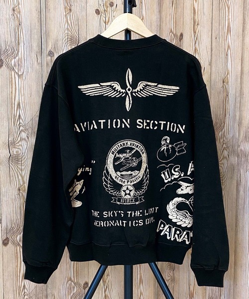 AVIREX（アヴィレックス）の「クラシックスウェット-AVIATION GRAFFITI（スウェット・メンズ・オリーブ/ライトグレー/ネイビー/ブラック・XL/L/XXL/M）」の2枚目の写真