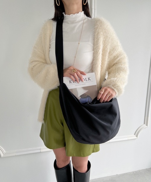 MYMOOD.(マイムード)の「【A4サイズ収納可】ナイロンビッグショルダーバッグ ユニセックス(ショルダーバッグ・レディース・ブラック/アイボリー・FREE)」の4枚目の写真