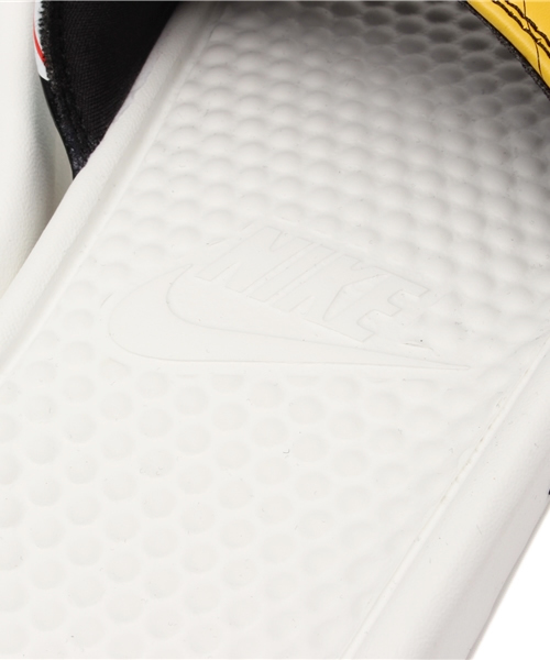 NIKE（ナイキ）の「ウィメンズ ナイキ ベナッシ アロハプリント サンダル NIKE WNMS BENASSI JDI PRINT 618919（ビーチサンダル・メンズ・ブラック/レッド・23cm/27cm/29cm/24cm/28cm/25cm）」の4枚目の写真