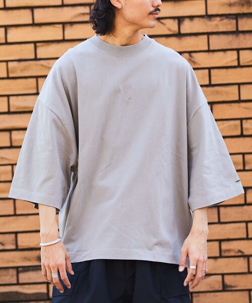 FREAK'S STORE（フリークスストア）の「【限定展開】CHOW DOWN/チャウダウン ビッグシルエット ワンポイント刺繍 クルーネックTシャツ/ワイドシルエット（Tシャツ/カットソー・メンズ・ホワイト/ブラック/アッシュグレー/グレイッシュベージュ/ダークグリーン/ネイビー・SMALL/MEDIUM/LARGE）」の12枚目の写真