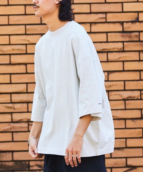 FREAK'S STORE（フリークスストア）の「【限定展開】CHOW DOWN/チャウダウン ビッグシルエット ワンポイント刺繍 クルーネックTシャツ/ワイドシルエット（Tシャツ/カットソー・メンズ・ホワイト/ブラック/アッシュグレー/グレイッシュベージュ/ダークグリーン/ネイビー・SMALL/MEDIUM/LARGE）」の4枚目の写真