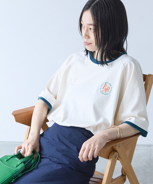 Chaco closet(チャコ クローゼット)の「ワンポイントモノグラム刺繍リンガーTシャツ(Tシャツ/カットソー・レディース・オートミール/チャコール/ライトピンク/アイボリー/ライトブルー・FREE)」の2枚目の写真
