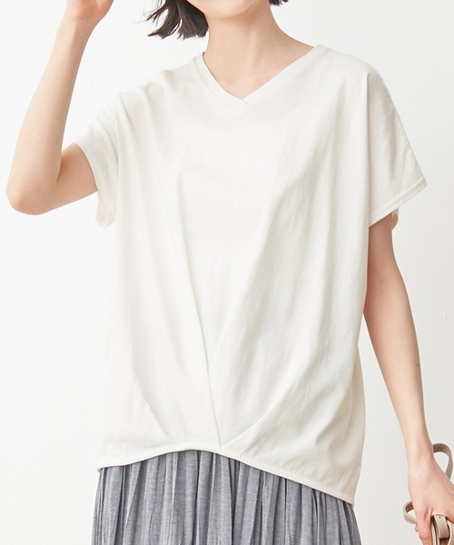 Viola e Viola(ヴィオラエヴィオラ)の「綿100%ゆったり裾タックTシャツ(Tシャツ/カットソー・レディース・ブルーグリーン/マスタード/ブルー/ピンクベージュ/ミント/ブラック/モカ/オフホワイト/ネイビー/グリーン/ダークラベンダー/グレイッシュベージュ/オリーブ/イエロー・X-LARGE/MEDIUM/XX-LARGE/XXX-LARGE/LARGE/XXXX-LARGE)」の2枚目の写真