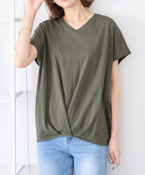 Viola e Viola(ヴィオラエヴィオラ)の「綿100%ゆったり裾タックTシャツ(Tシャツ/カットソー・レディース・ブルーグリーン/マスタード/ブルー/ピンクベージュ/ミント/ブラック/モカ/オフホワイト/ネイビー/グリーン/ダークラベンダー/グレイッシュベージュ/オリーブ/イエロー・X-LARGE/MEDIUM/XX-LARGE/XXX-LARGE/LARGE/XXXX-LARGE)」の5枚目の写真