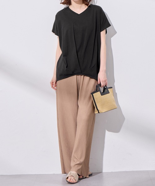 Viola e Viola(ヴィオラエヴィオラ)の「綿100%ゆったり裾タックTシャツ(Tシャツ/カットソー・レディース・ブルーグリーン/マスタード/ブルー/ピンクベージュ/ミント/ブラック/モカ/オフホワイト/ネイビー/グリーン/ダークラベンダー/グレイッシュベージュ/オリーブ/イエロー・X-LARGE/MEDIUM/XX-LARGE/XXX-LARGE/LARGE/XXXX-LARGE)」の19枚目の写真